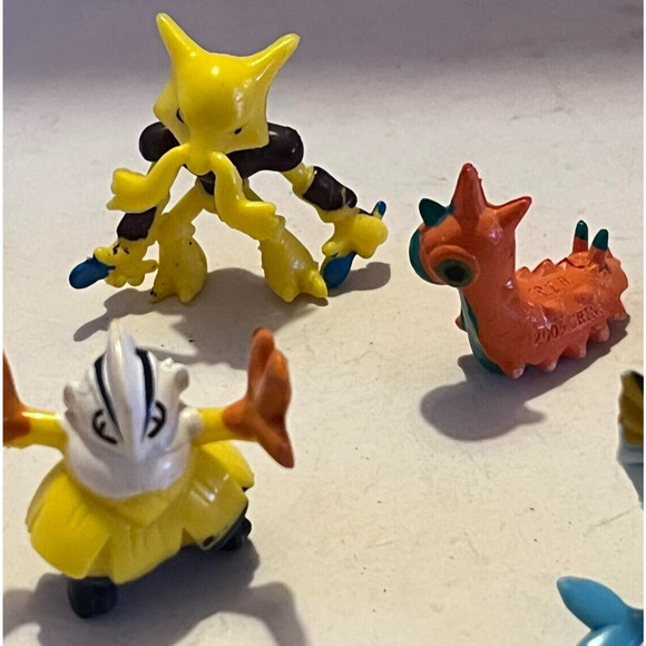 R/L W 2005-07 Allakazam Gardevoir Wurmple Pelipper Hariyama Vaporeon Pokemon 1" - Picture 3 of 4